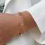 モダンなスタイルの透かし彫りステンレススチールブレスレットの優雅さを発見してください。 thumbnail 3