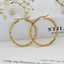 Hochwertige, dicke, unregelmäßig konkave C-förmige Creolen aus 18-karätig vergoldetem Edelstahl für Damen – Modeschmuck. thumbnail 3