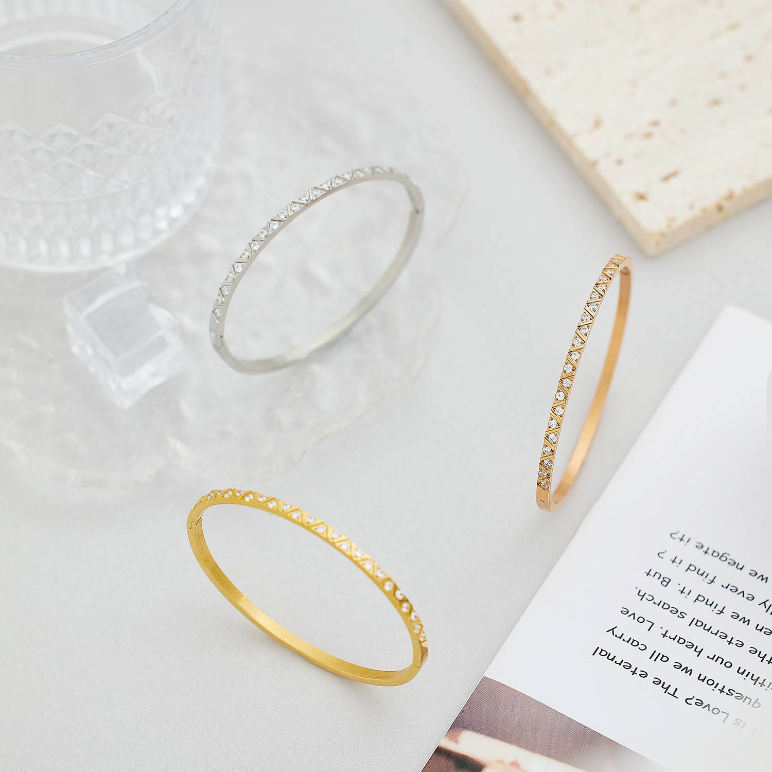 ラインストーンステンレススチールブレスレット：モダンなデザインと時代を超えたエレガンスの完璧な融合