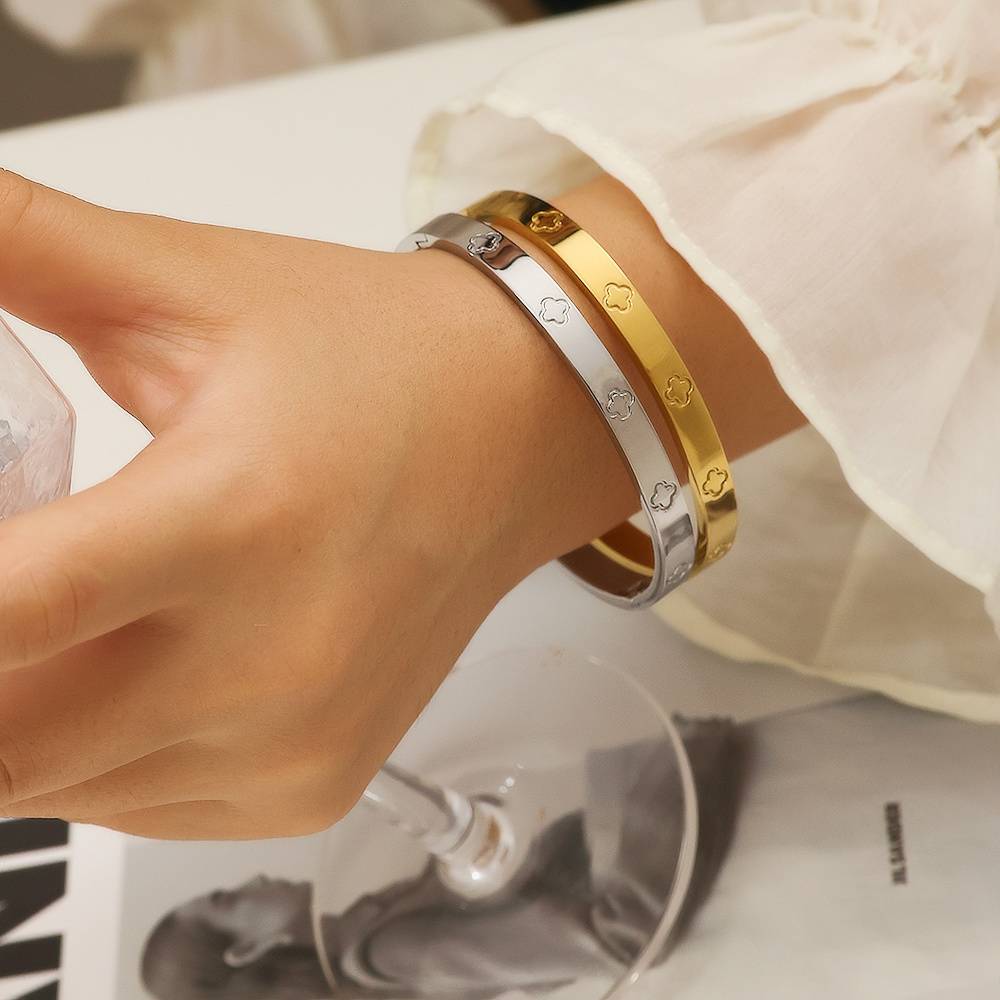 Stainless steel 18K gold plated four-leaf clover embossed closed bracelet: Simplicity and symbolic meaning