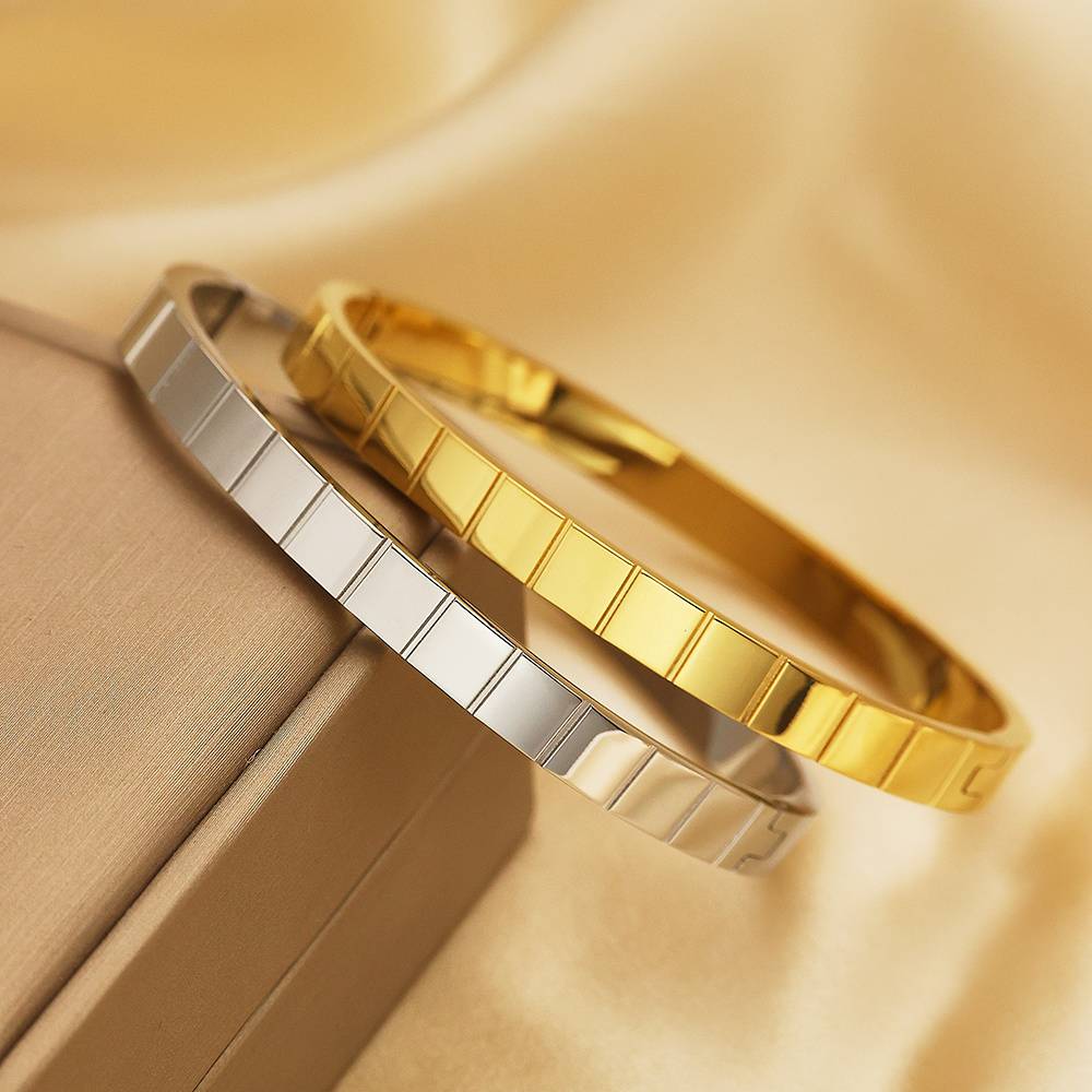 Stainless steel 18K gold plated square bracelet: understated luxury geometric square design