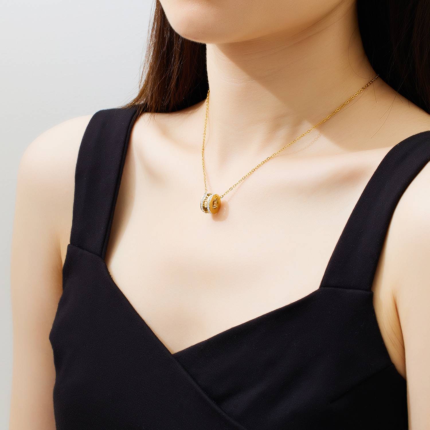 قلادة من الفولاذ المقاوم للصدأ مطلية بالذهب عيار 18 قيراطًا تحمل أرقامًا رومانية: قطعة مجوهرات متعددة الاستخدامات بلمسة من الفخامة البسيطة.