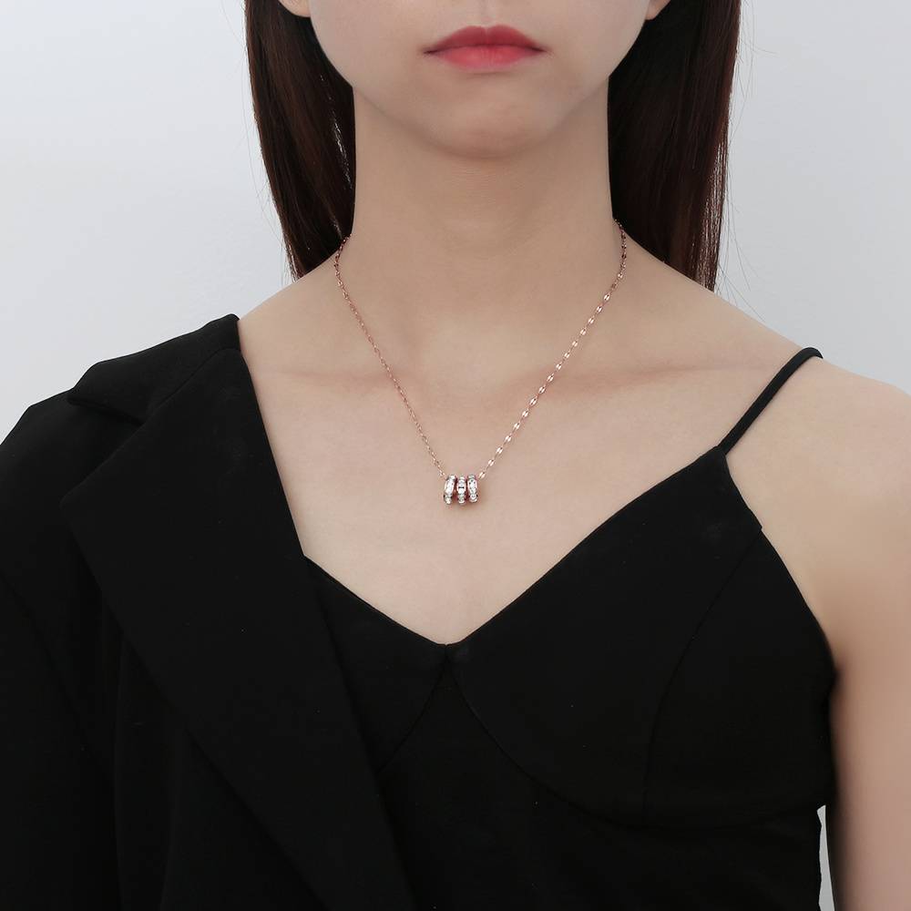 قلادة من الفولاذ المقاوم للصدأ مطلية بالذهب عيار 18 قيراطًا، ثلاثية الحلقات مرصعة بالألماس: قطعة فاخرة متعددة الاستخدامات وبأسعار معقولة للارتداء اليومي.