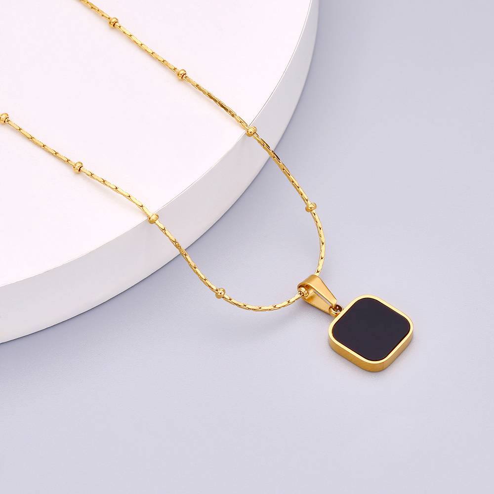 استكشف الأناقة: قلادة مربعة من الفولاذ المقاوم للصدأ والذهب عيار 18 قيراطًا