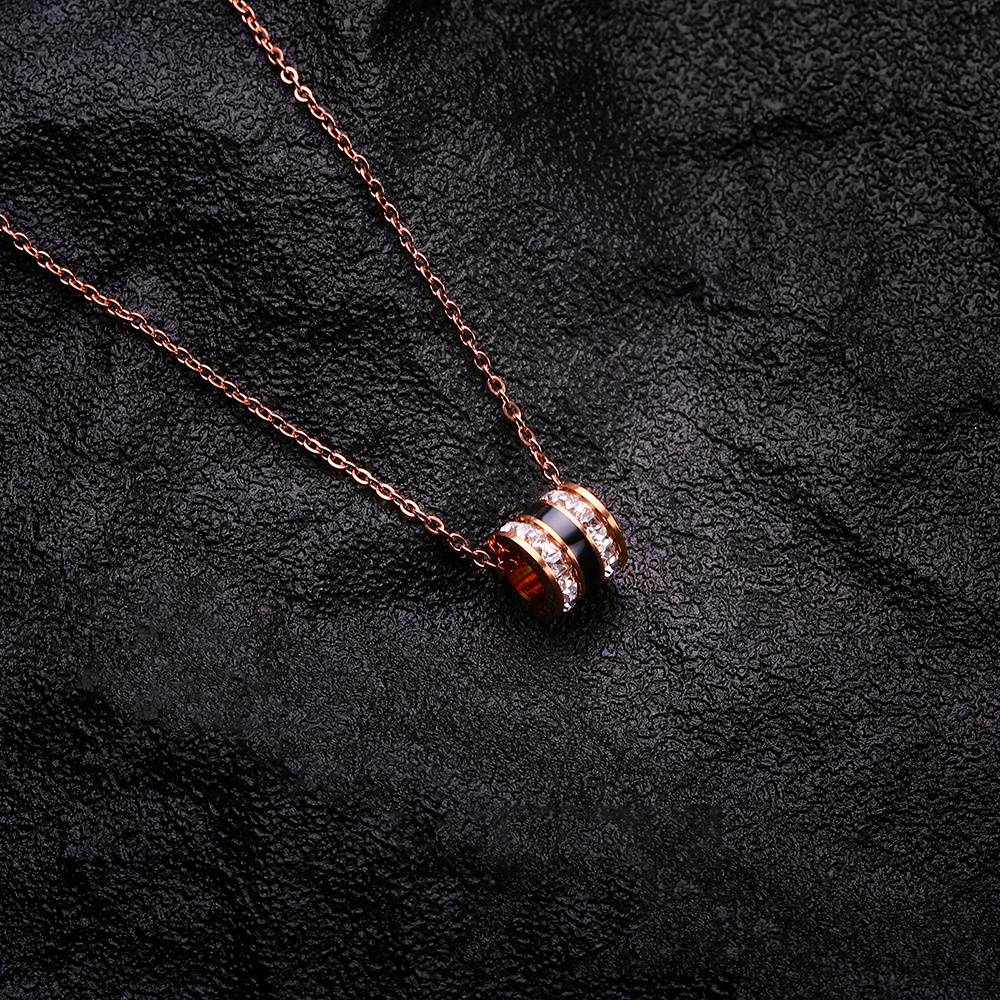 قلادة من الفولاذ المقاوم للصدأ مطلية بالذهب عيار 18 قيراطًا مرصعة بالألماس والسيراميك الأسود - هدية مثالية.