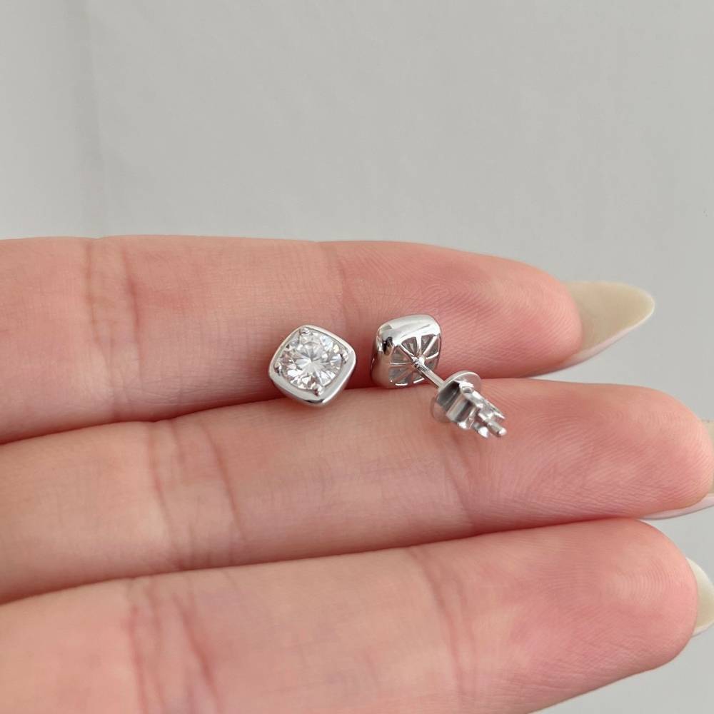 Discover 925 Silver Moissanite Earrings: Modern Elegance