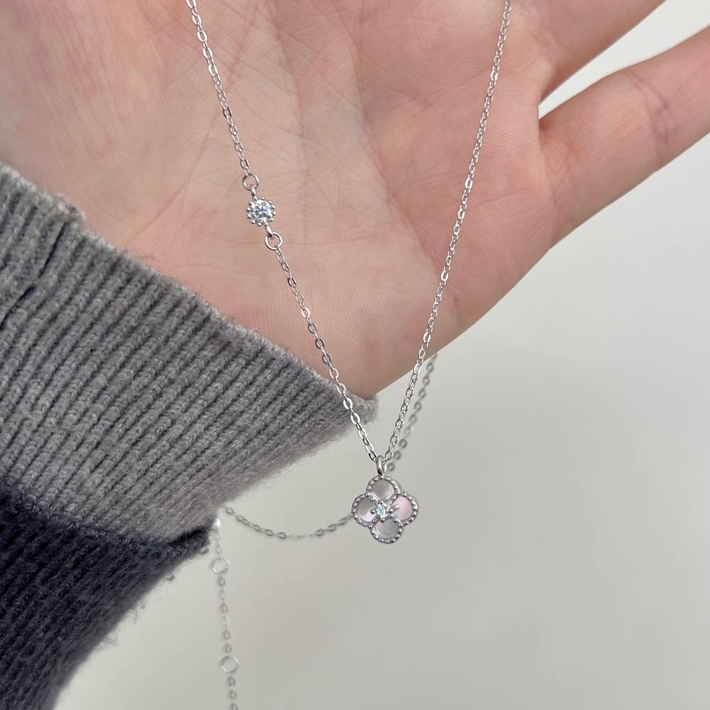 925 Silver Moissanite Clover Necklace: Elegance & Luck