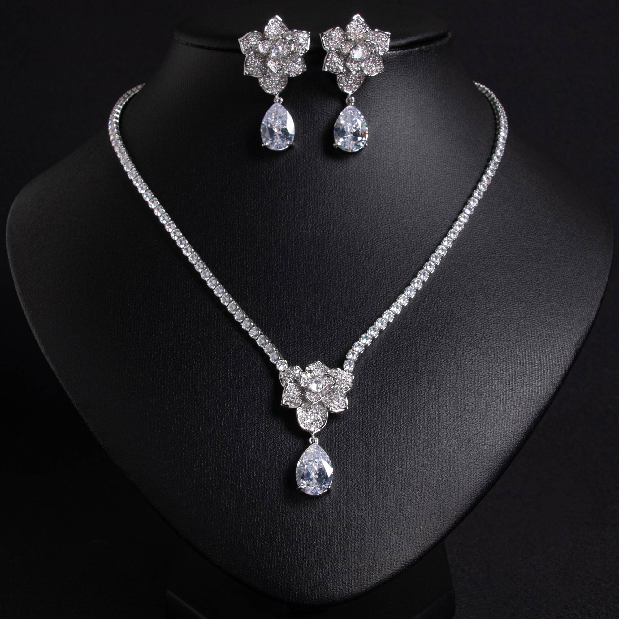 Ensemble de bijoux de mariée élégant en forme de larme de fleur plaqué or 18 carats