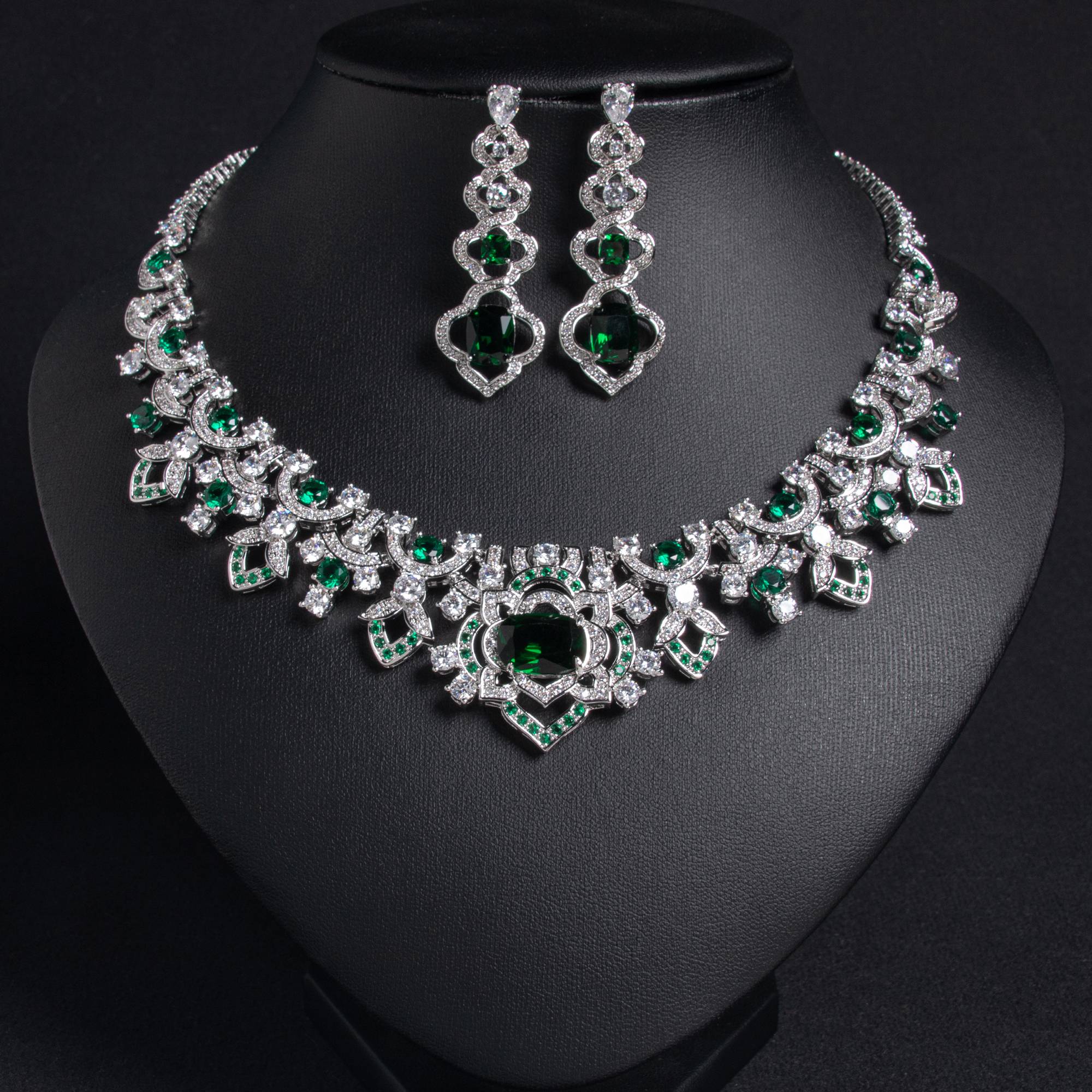 Ensemble de bijoux floraux en laiton plaqué or 18 carats avec pierres précieuses vertes | Lonceen