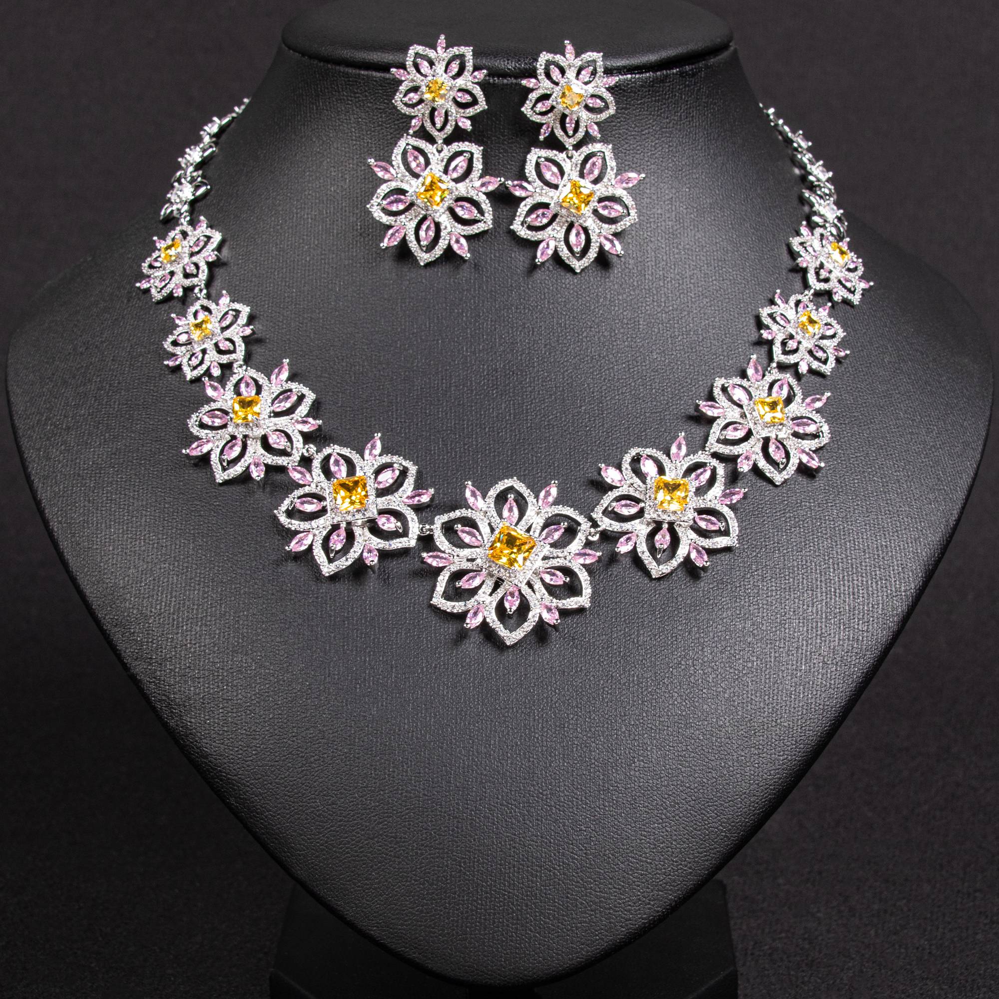 Élégant ensemble de bijoux en laiton plaqué or 18 carats avec collier à pierres précieuses florales pour les mariées | Lonceen
