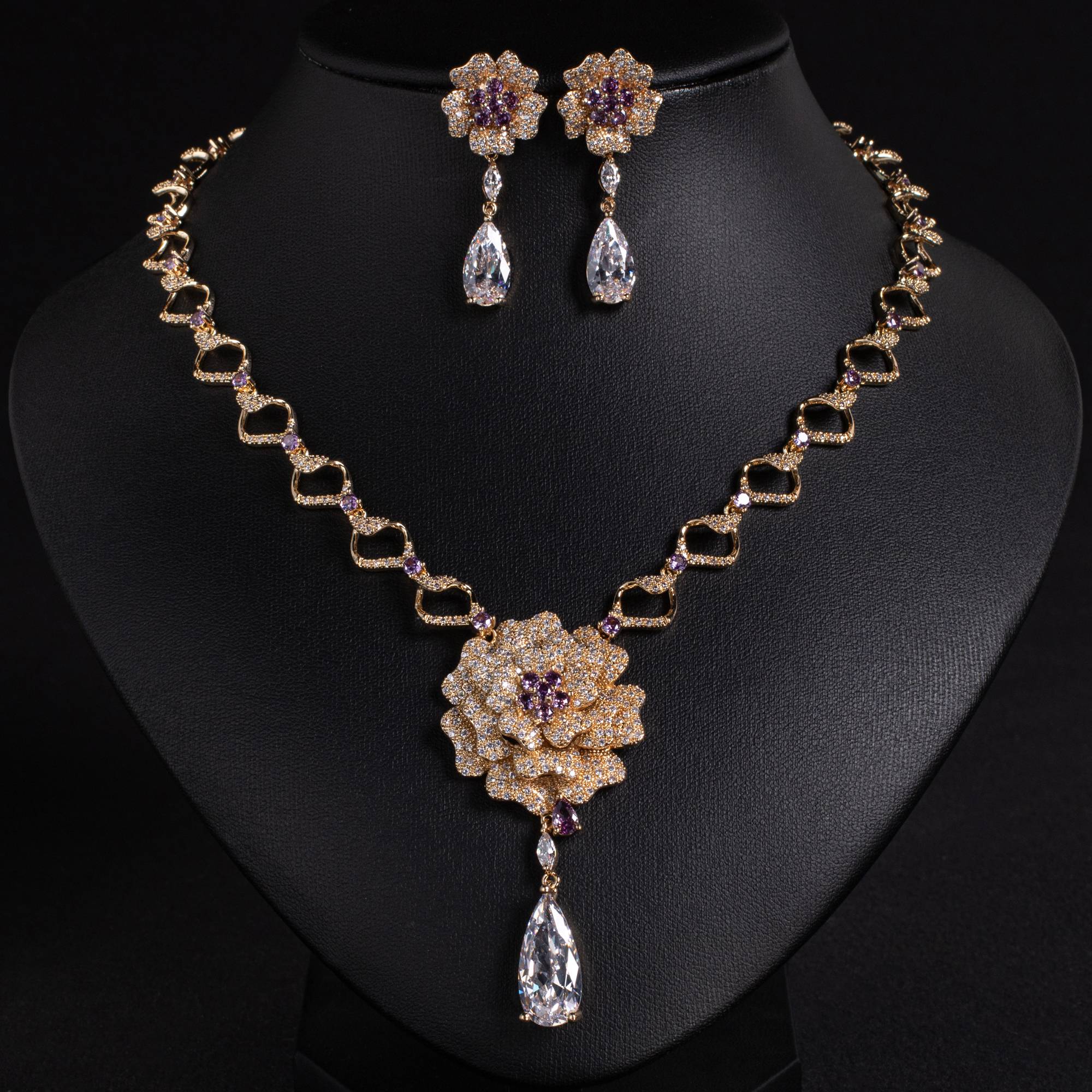 Ensemble de bijoux élégant avec pendentif floral à maillons géométriques en laiton plaqué or 18 carats