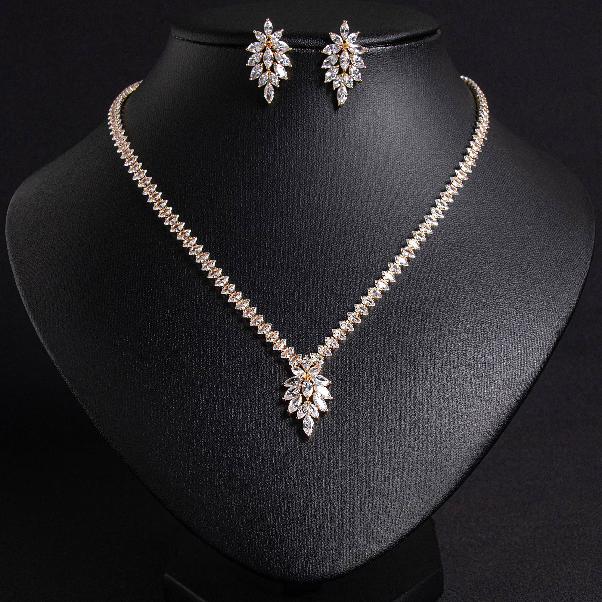 Ensemble de bijoux élégant avec pendentif en cristal de feuille de laiton plaqué or 18 carats pour les mariées