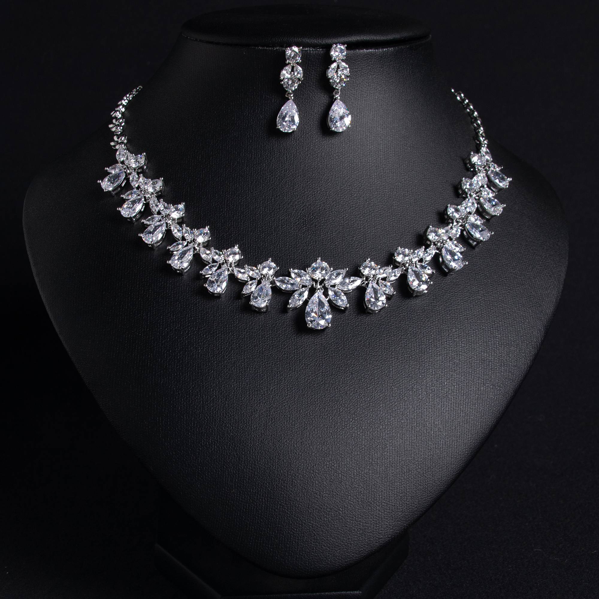 Ensemble de bijoux de mariée élégant en plaqué or 18 carats en forme de larme florale