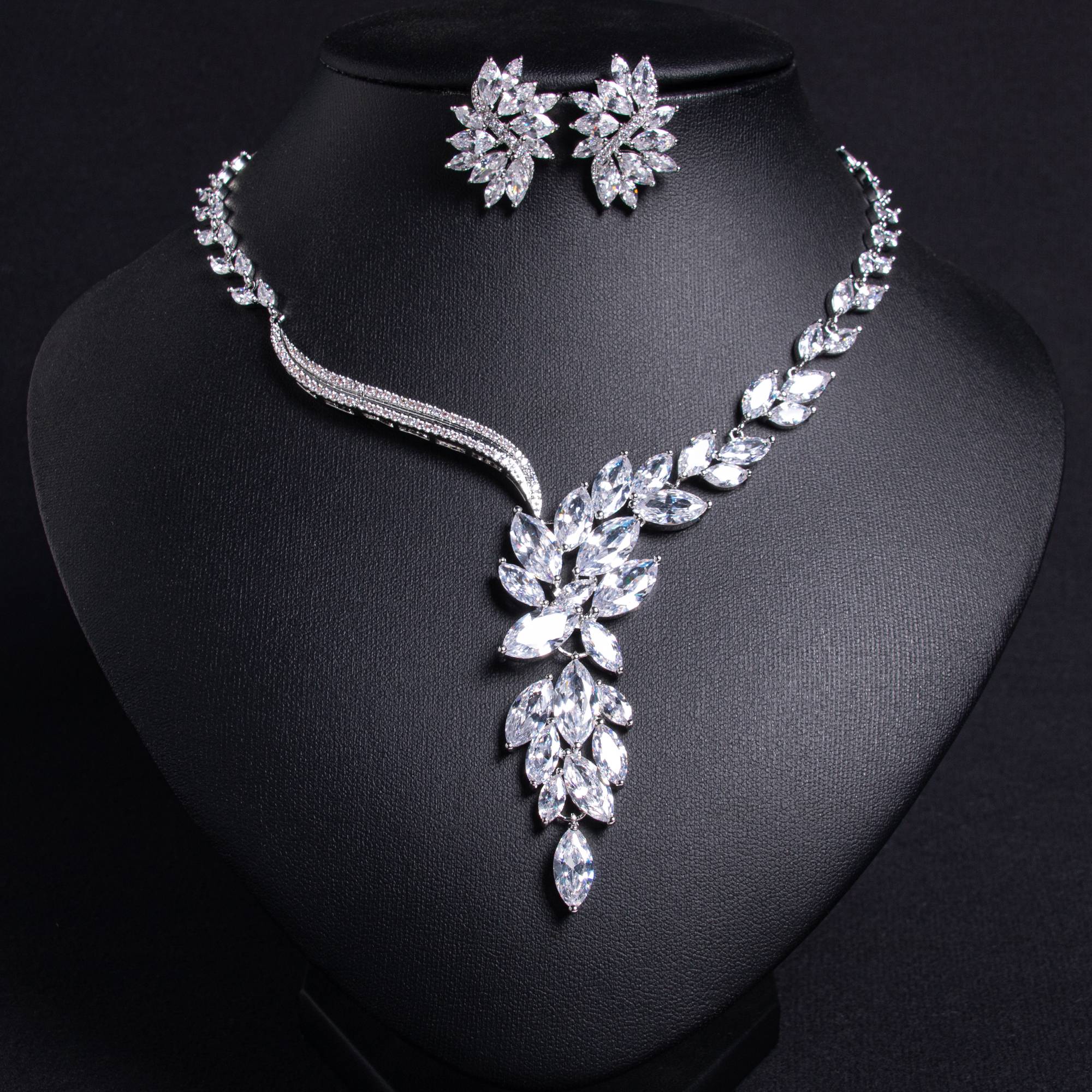 Ensemble de bijoux pendants multi-rangs en grappe de feuilles d'or 18 carats Lonceen Bridal