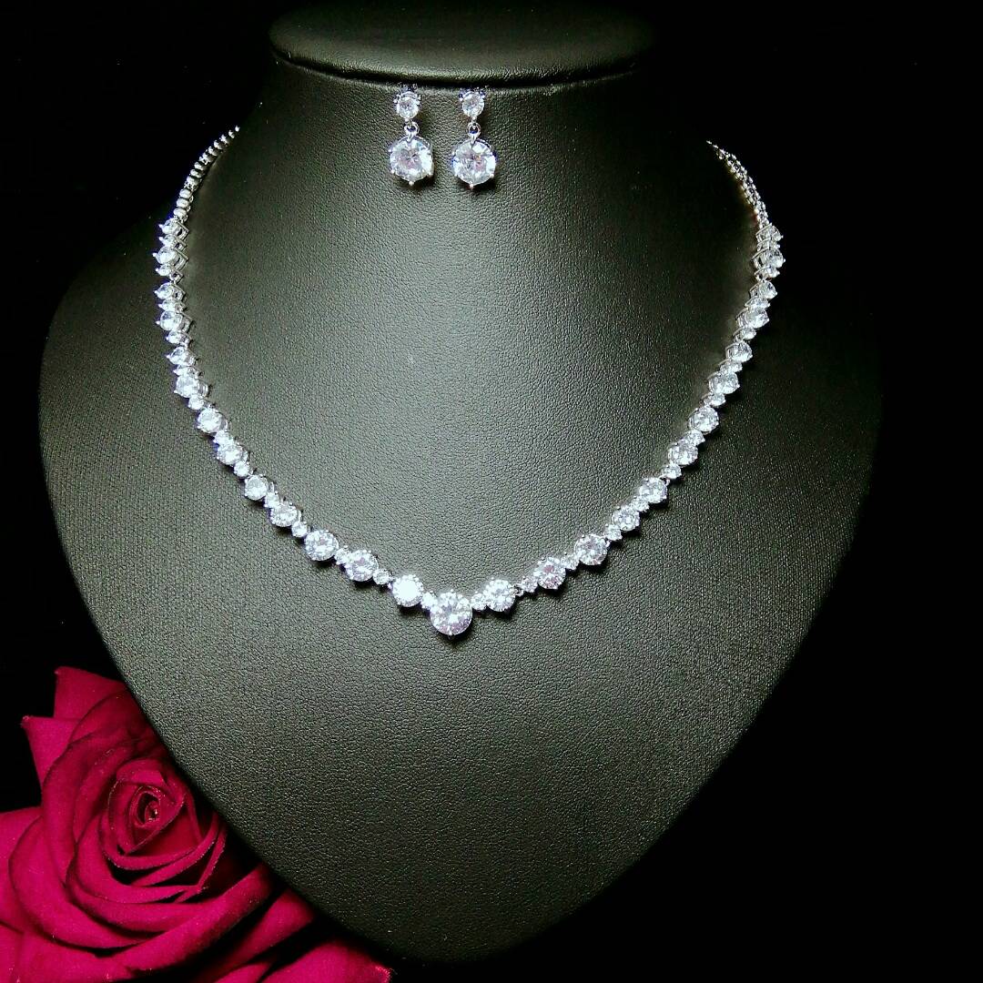 Ensemble collier et boucles d'oreilles en cristal rond plaqué or 18 carats en forme de V pour mariée