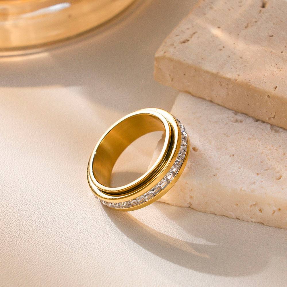 Cincin Perhiasan Mode Baja Tahan Karat Pasangan Zirkon Aksesori Wanita Lapis Emas 18K Tahan Air