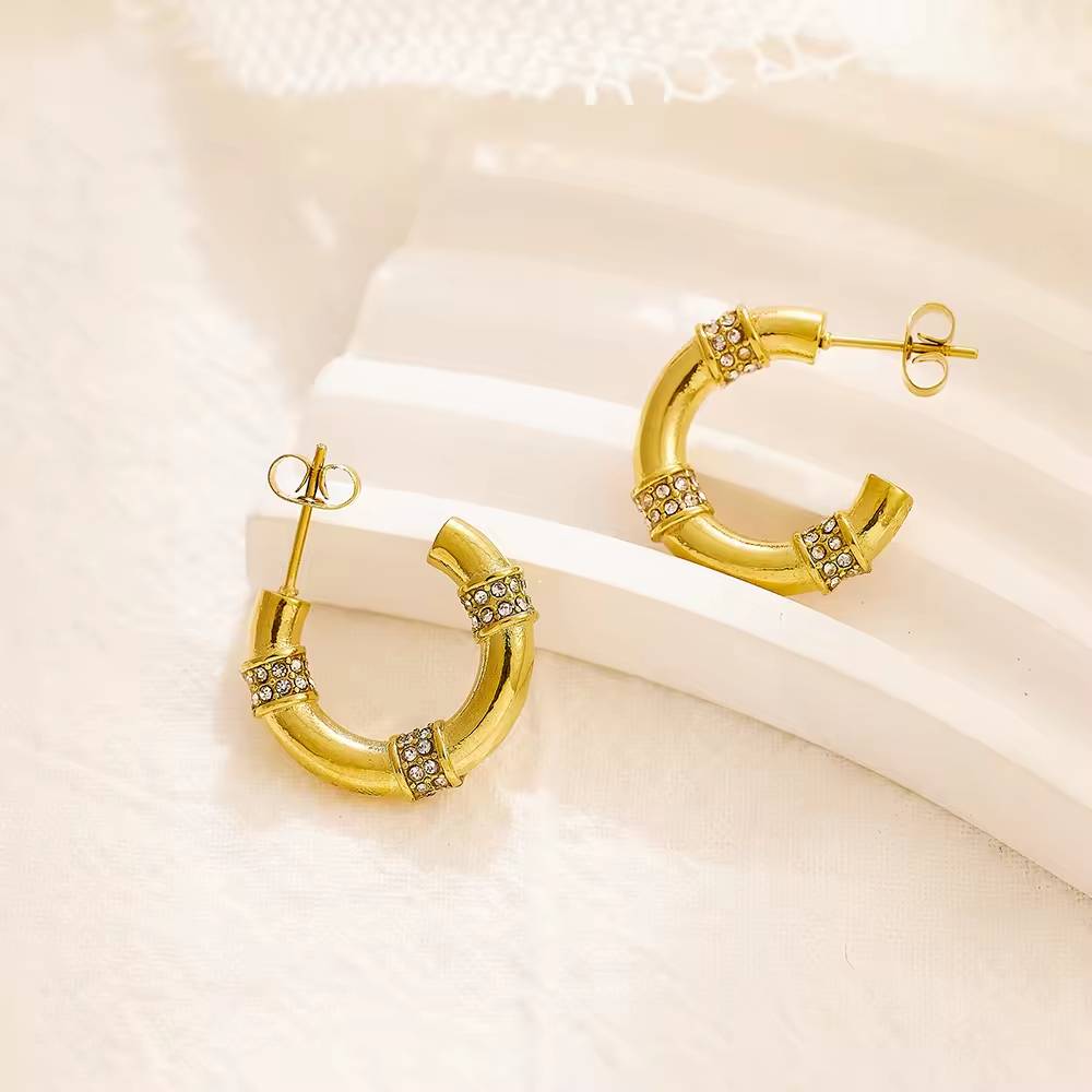 세련되고 두툼하며 고급스러운 스테인리스 스틸 소재에 18k 금도금 큐빅 지르코니아를 입힌 여성용 패션 액세서리 귀걸이입니다.