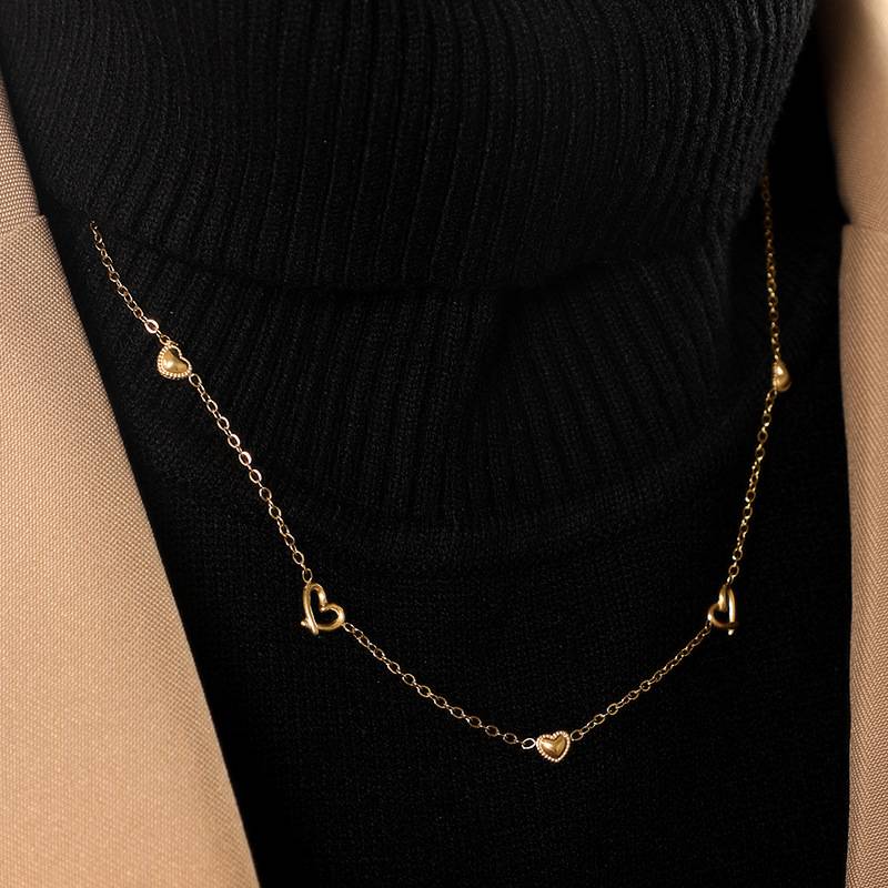 قلادة صغيرة على شكل قلب من الفولاذ المقاوم للصدأ المطلي بالذهب