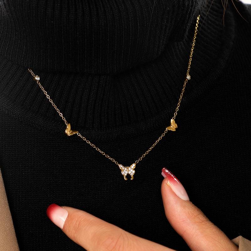 قلادة فراشة من الفولاذ المقاوم للصدأ الذهبي