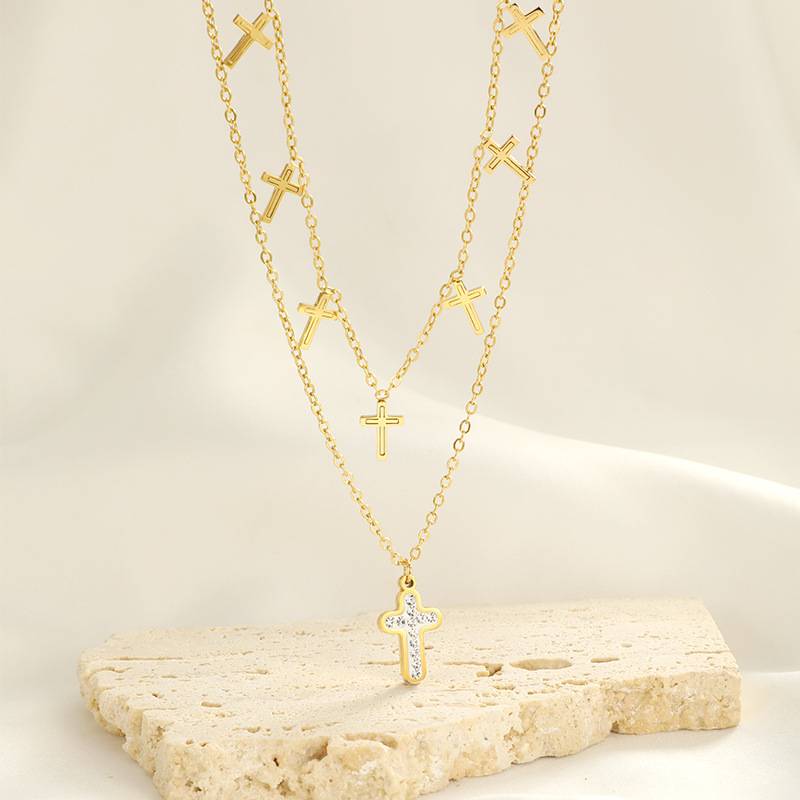 قلادة من الفولاذ المقاوم للصدأ مع قلادة صليب مطلية بالذهب متعدد الطبقات