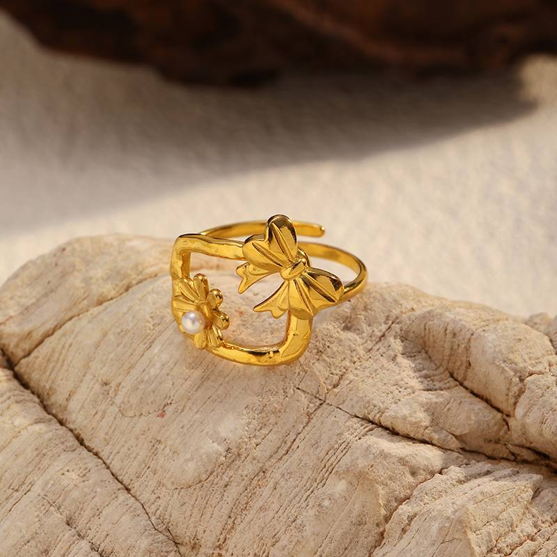 Zarter Edelstahlring für Damen mit floralem Design