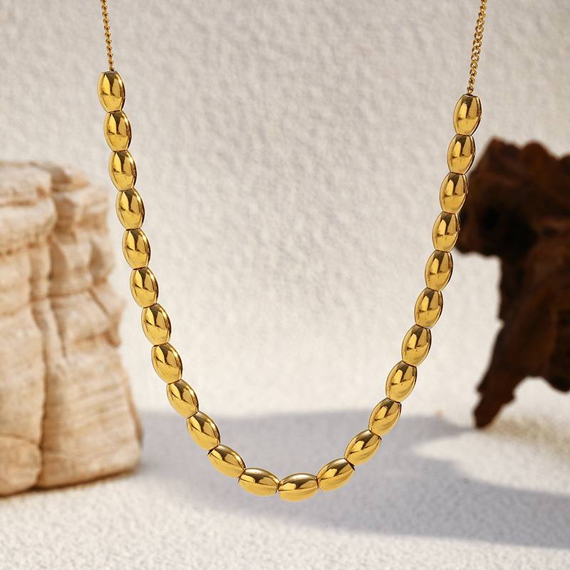 Luxuriöse Halskette aus goldfarbenem Edelstahl mit ovalen Perlen