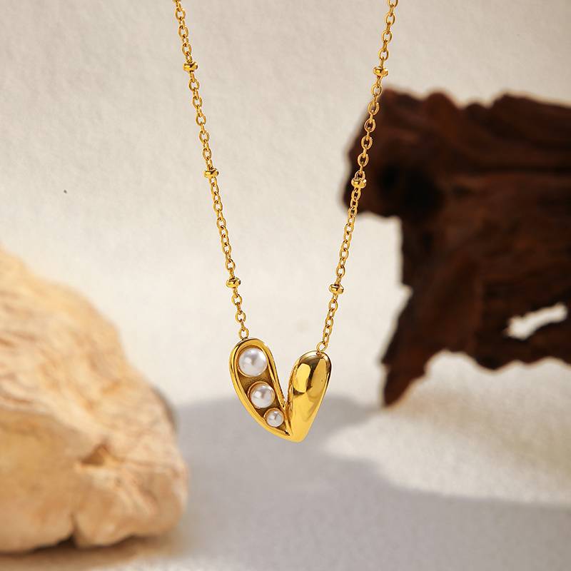 Halskette mit Herzanhänger aus goldenem Edelstahl