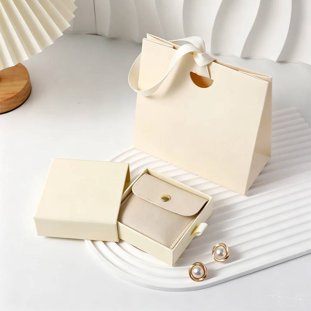 Coffret cadeau de bijoux beige minimaliste avec logo personnalisé
