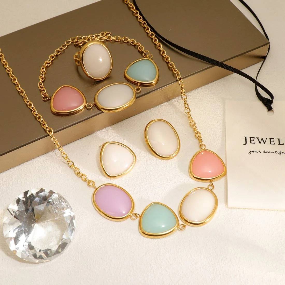 Ensemble de bijoux en acier inoxydable plaqué or 18 carats (collier, bracelet, bague et boucles d'oreilles) - Vente en gros - Idée cadeau pour femme