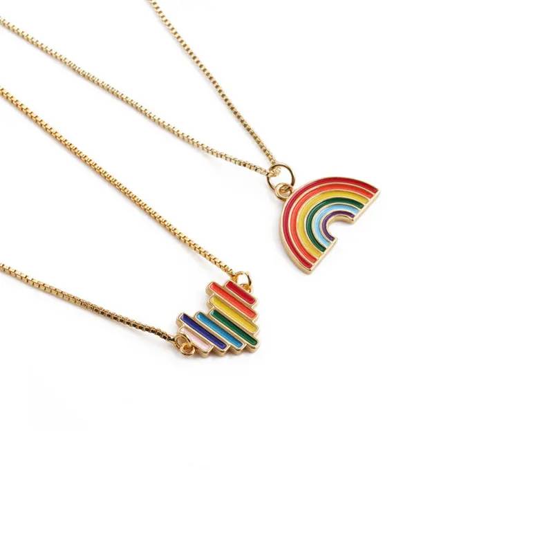 Klassische Halskette mit Anhänger in Regenbogenfarben aus Emaille, Messing und Gold, verziert mit Zirkonia und Imitationsperlen, passend für Lesben und Schwule, mit Gliederkette.