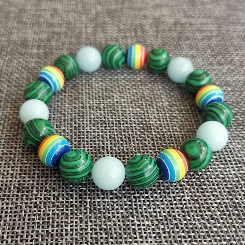 Neues 10 mm leuchtendes Malachit-Perlenarmband mit Regenbogen-Charms, Europa- und Amerika-Gay-Pride-Motiv