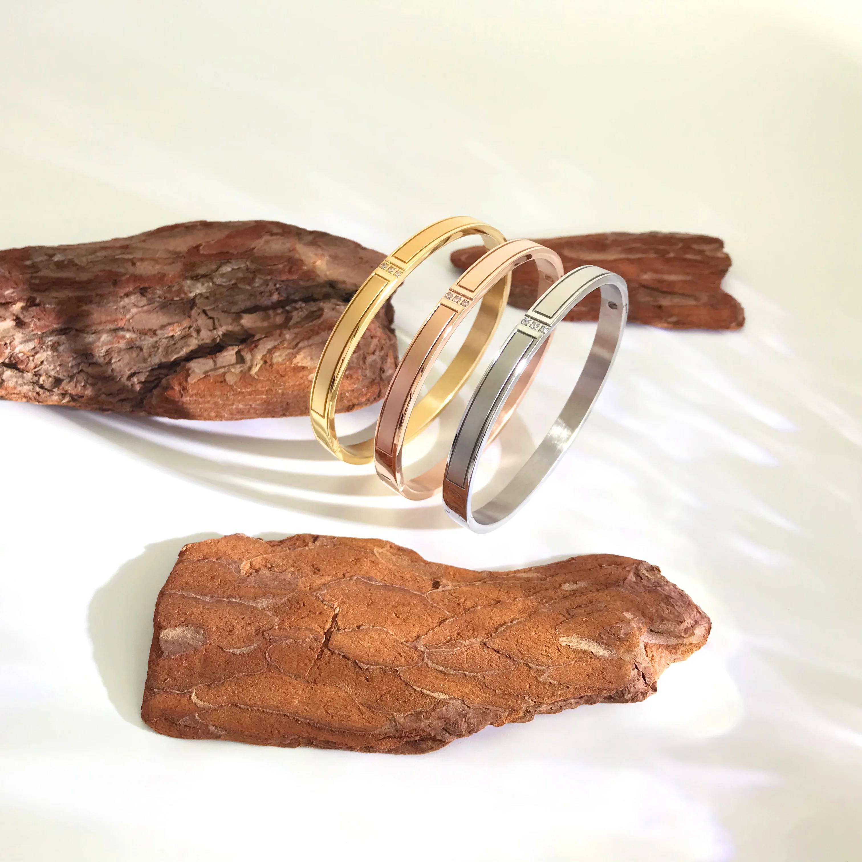 ブレスレットのエレガンスとモダンさ：最新のミニマリストブレスレットのセレクション