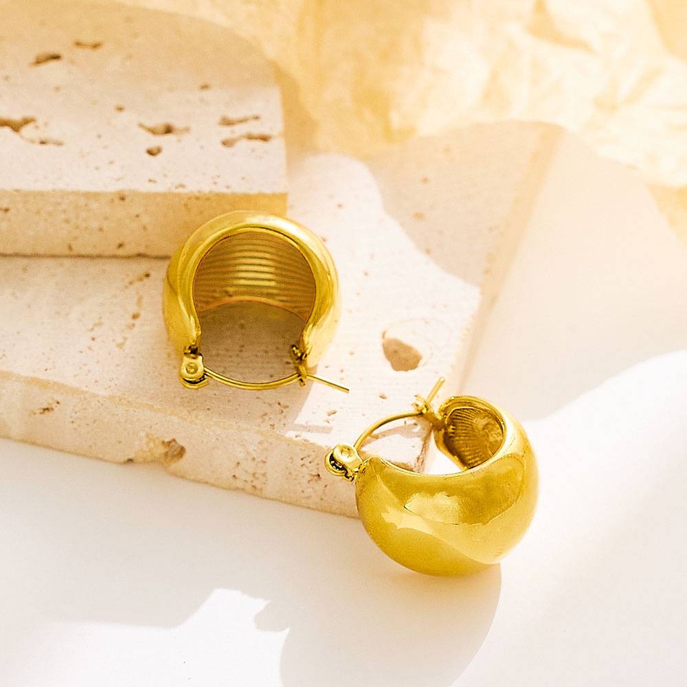 أقراط حلقية من الفولاذ المقاوم للصدأ، مطلية بذهب عيار 18 قيراطًا، سطح لامع منحني، مضادة للحساسية، سميكة، للنساء