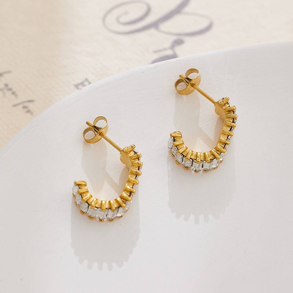 قلادة على شكل حلقة من الفولاذ المقاوم للصدأ مطلية بالذهب عيار 18 قيراطًا، وأقراط عصرية للنساء من مجوهرات الزركون واللؤلؤ المستطيلة