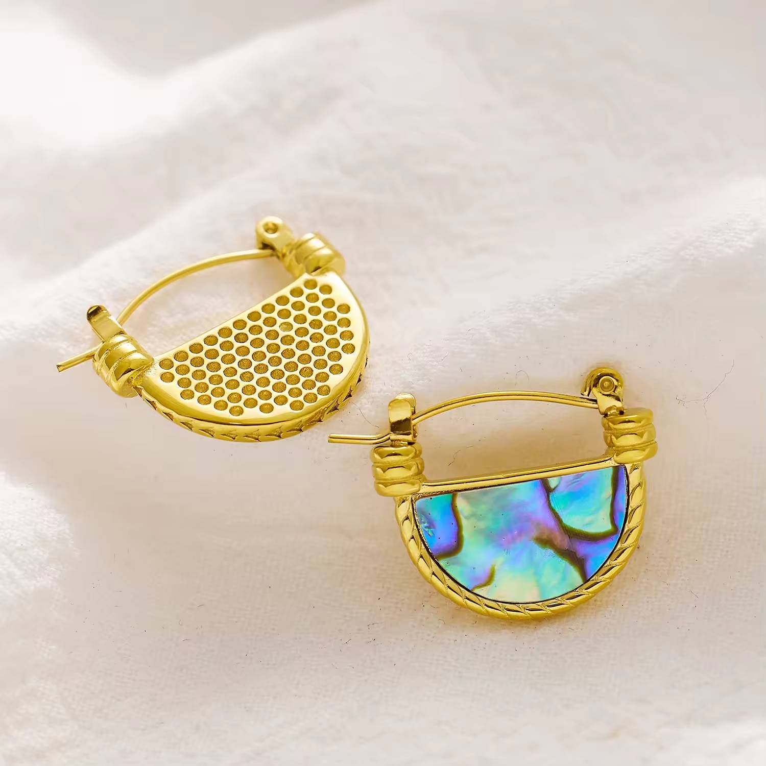 우아하고 미니멀한 디자인의 스테인리스 스틸 소재에 18k 금도금을 한 내추럴 심포니 패션 주얼리 귀걸이입니다.