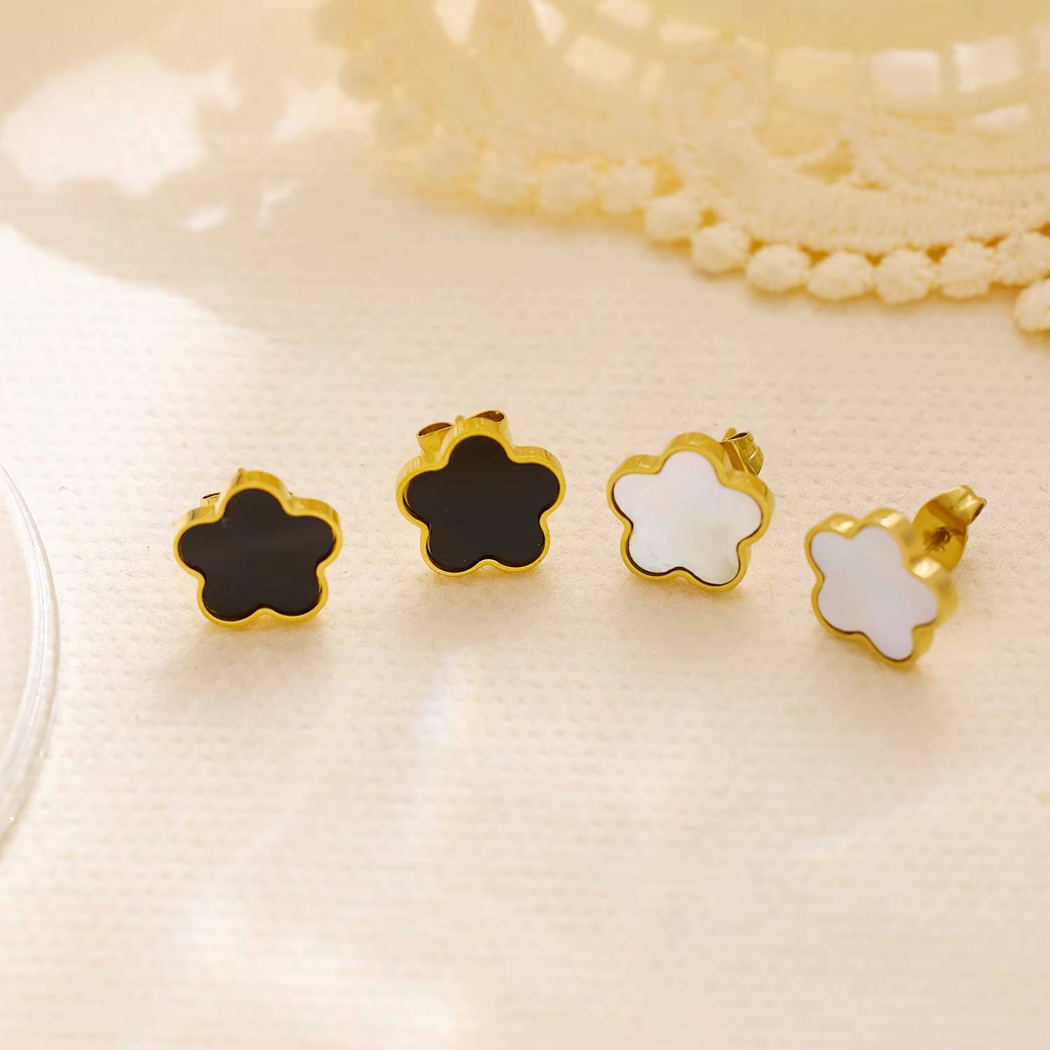 أقراط مجوهرات نسائية أنيقة مصنوعة من الفولاذ المقاوم للصدأ، مطلية بالذهب عيار 18 قيراطًا، مقاومة للماء وذات سماكة مناسبة، ولا تتأكسد بسهولة.