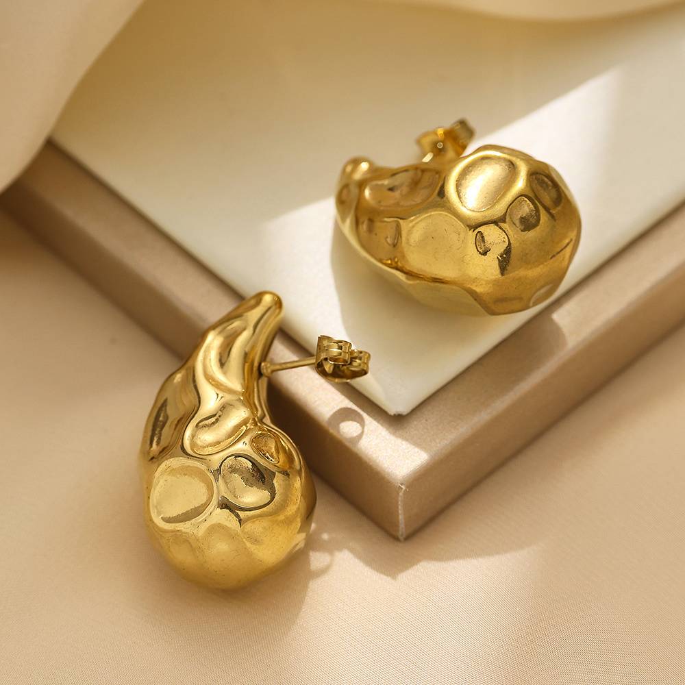 세련되고 두꺼운 스테인리스 스틸 소재에 불규칙한 망치질 무늬가 있는 여성용 스터드 귀걸이, 18k 금도금 패션 주얼리 귀걸이