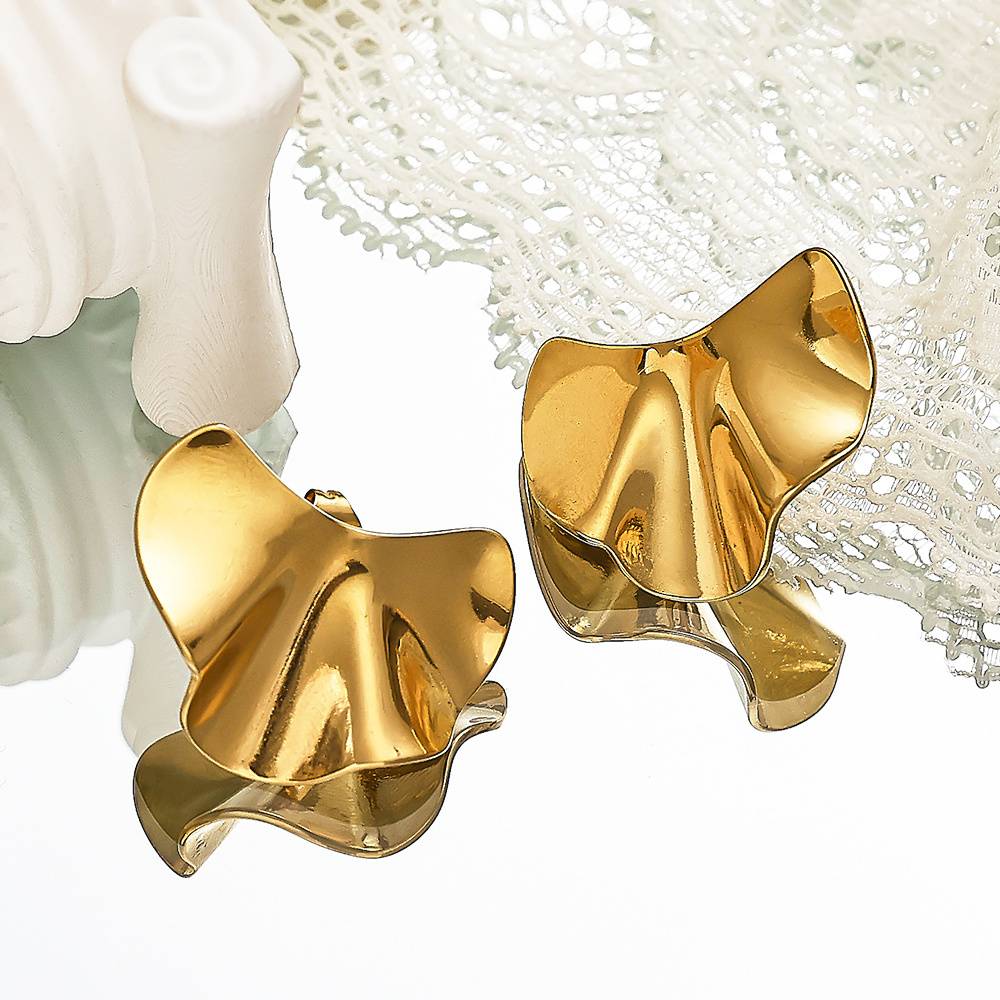 أقراط أنيقة وسميكة من الفولاذ المقاوم للصدأ، مطلية بالذهب عيار 18 قيراطًا، بتصميم صيفي مميز.