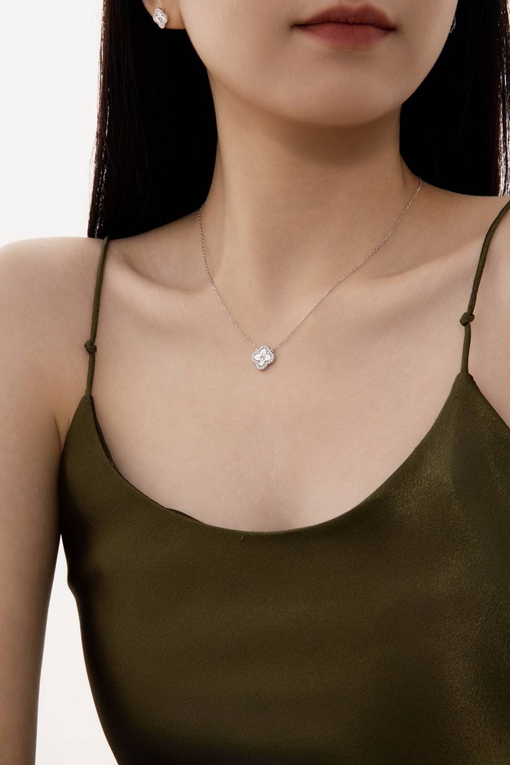 Lonceen Moissanite Hollow Clover Necklace in 925 Silver