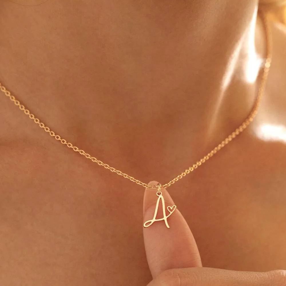 Collar con colgante minimalista de inicial personalizada de acero inoxidable chapado en oro de 18 quilates de Lonceen Jewelry