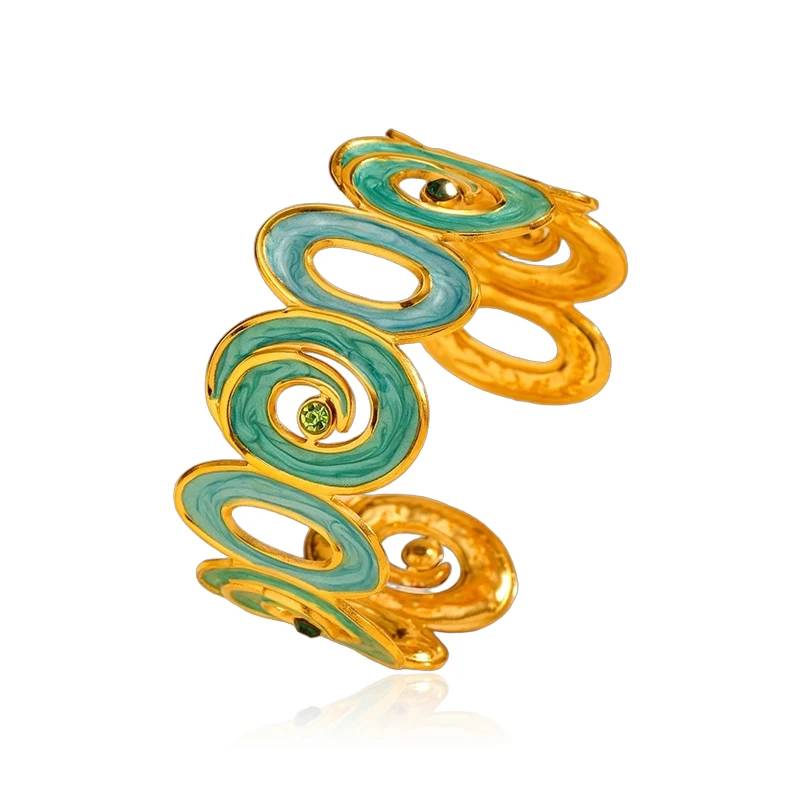 Pulsera vintage de acero inoxidable chapada en oro de 18 quilates con forma de concha, inspirada en el océano, con detalles de esmalte y circonitas.