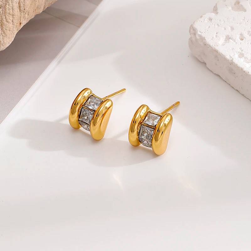 Boucles d'oreilles puces en résine et acier inoxydable plaqué or 18 carats - Bijoux tendance pour les fêtes