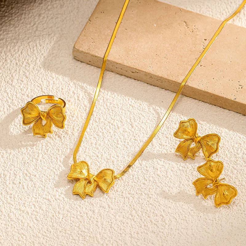 Conjunto de collar y pendientes elegantes de acero inoxidable chapado en oro de 18 quilates, impermeables, con lazo, para mujer (modelo 2026).