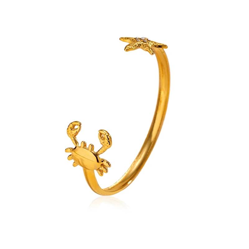 Pulsera rígida abierta Lonceen de acero inoxidable chapada en oro de 18 quilates con diseño de cangrejo, pez y estrella de mar - Hipoalergénica, impermeable y resistente al deslustre, joyería estilo océano para mujer.