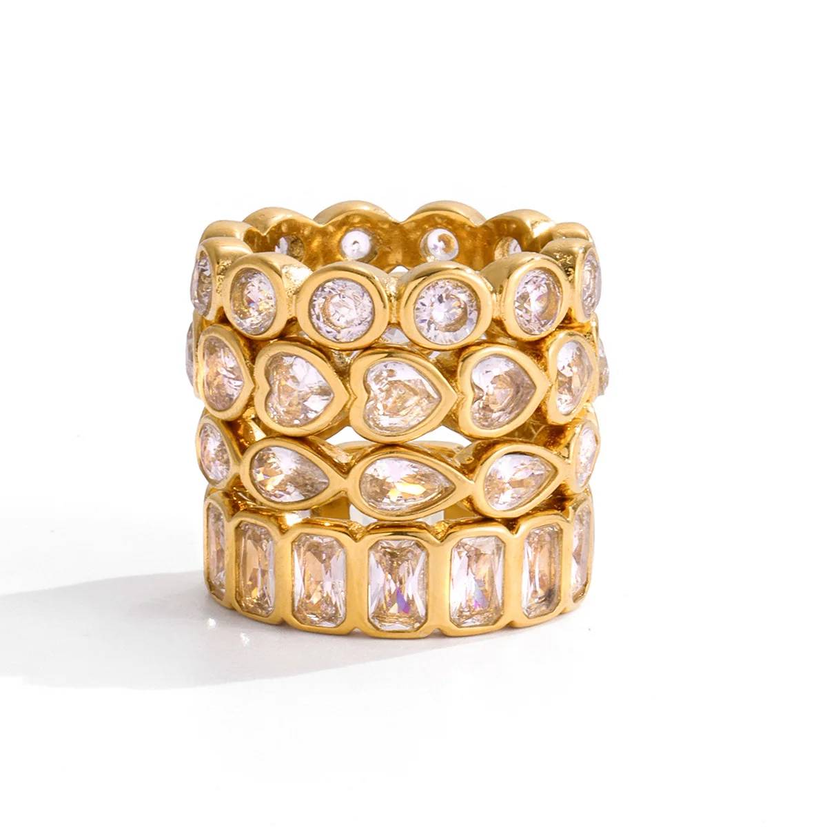 Elegante anillo de acero inoxidable chapado en oro de 18 quilates con circonitas cúbicas brillantes para mujer.